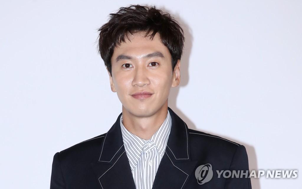 俳優イ・グァンス、SBS TVバラエティ番組『ランニングマン』の降板を決定、11年間の出演に終止符。写真では、ネイビーのジャケットとストライプシャツを着用している。