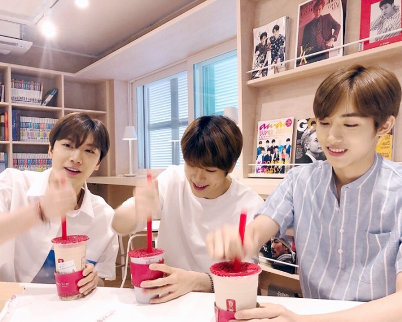 三位朋友在貢茶店享用飲品