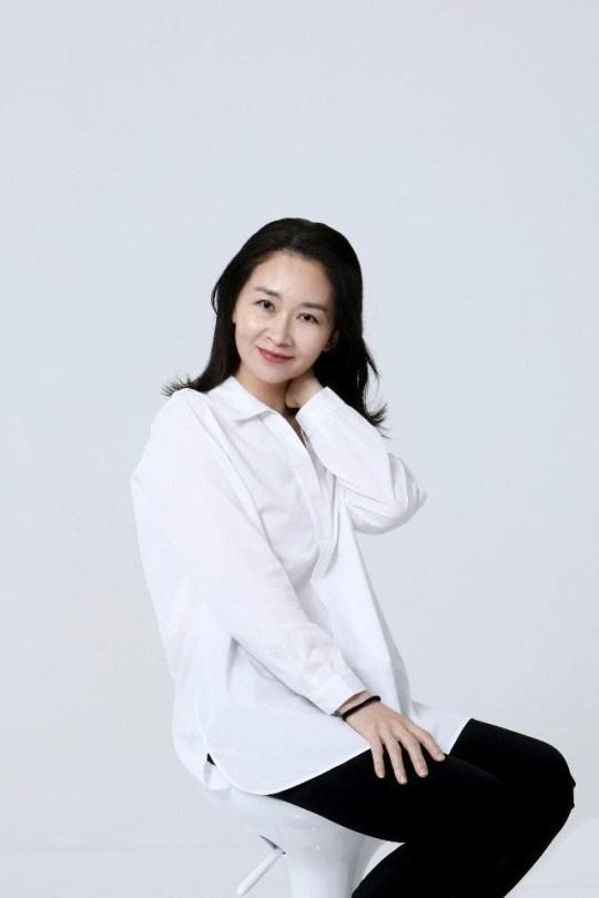 白いシャツを着た椅子に座る女性