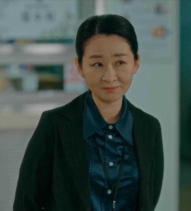 職場で黒いジャケットを着た女性の姿