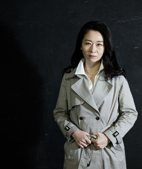 グレーのコートを着た女性のポートレート