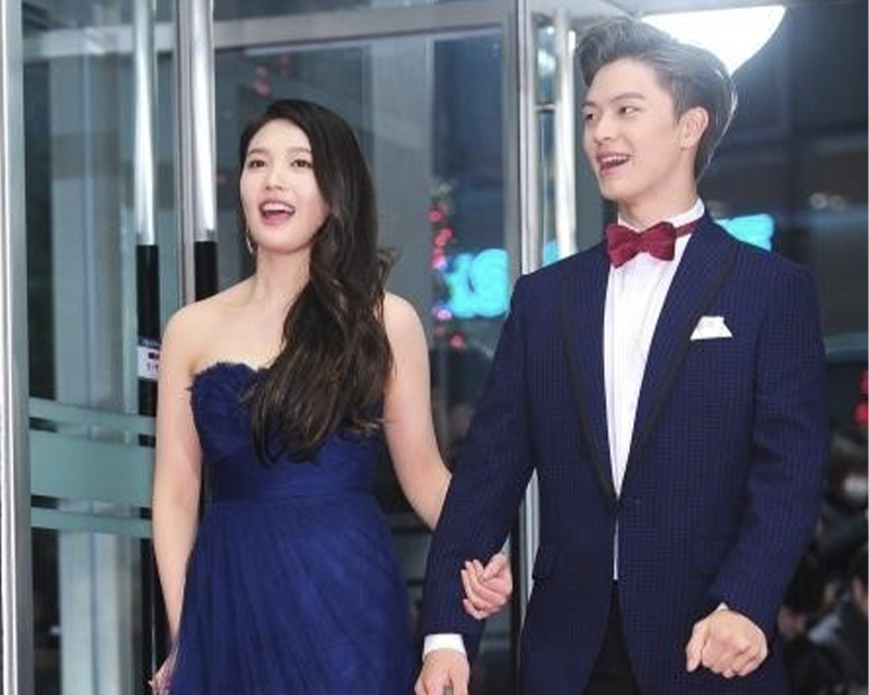 韓國綜藝《我們結婚了》中的一對夫婦，穿著晚禮服走紅毯，展現恩愛姿態