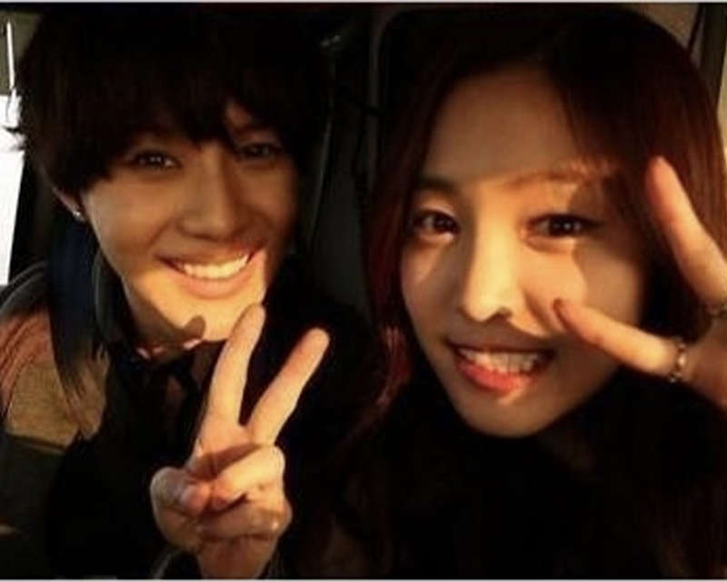 韓國綜藝《我們結婚了》中的初戀夫婦，坐在沙發上近距離自拍，展現自然親密