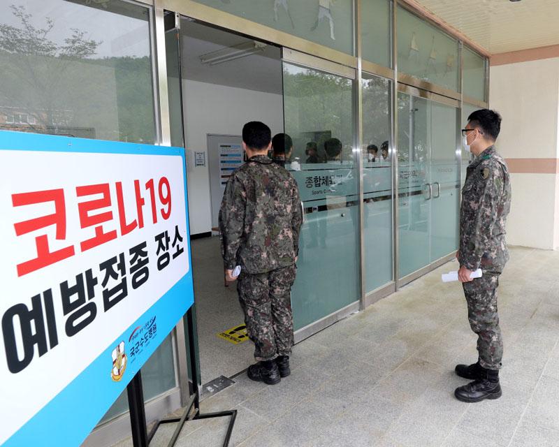 รอฉีดวัคซีน