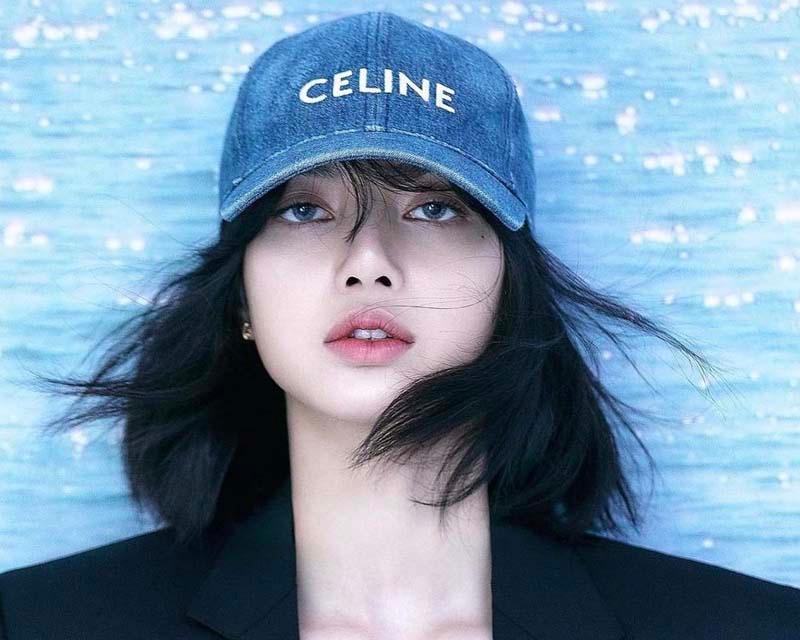 สาวเกาหลีสวมหมวกเดนิม CELINE คู่กับชุดสูทสีดำ โชว์สไตล์ที่เรียบหรูและเท่ในแบบสปอร์ตทเวียร์