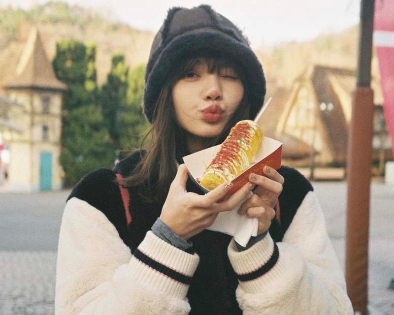 หญิงสาวเกาหลีแต่งตัวลำลองด้วยแจ็คเก็ตสีกาก เชื่อมโยงกับสไตล์ชิลและอิงฤดูหนาว