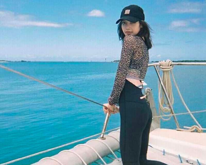 หญิงสาวในชุดว่ายน้ำลายทางบนเรือยอชต์ สไตล์ที่เหมาะกับการออกไปทะเลอย่างเต็มที่