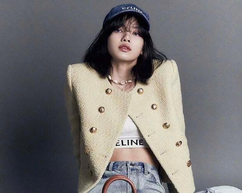 หญิงสาวเกาหลีสวมเสื้อคลุมผ้าทวีตสีครีมคู่กับหมวกเดนิม สไตล์ที่ผสมผสานความหรูหราและลุคสตรีท