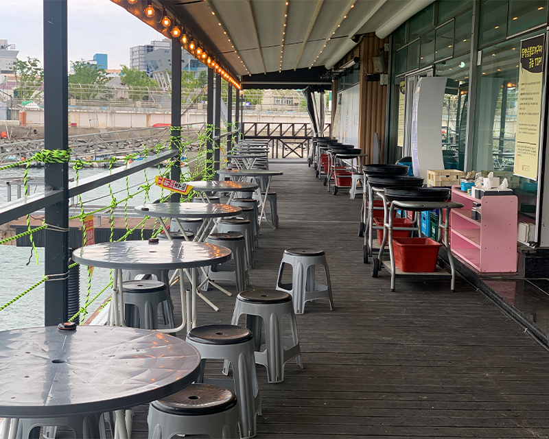 ที่นั้งข้างนอก