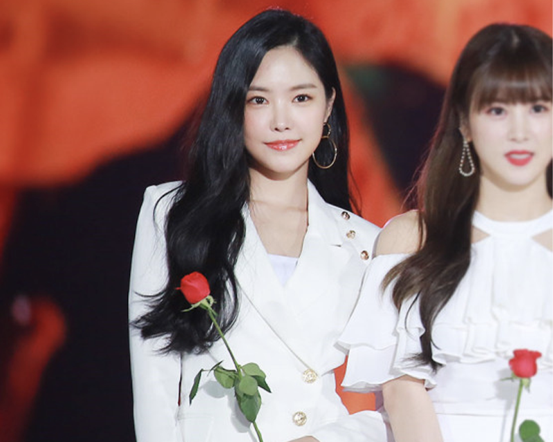 身穿白色禮服的Apink成員拿著玫瑰花,IMBC 照片