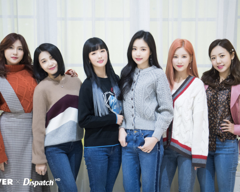 Apink 女子組合成員羣體合影,穿著休閒裝,背景為窗户,Dispatch 照片