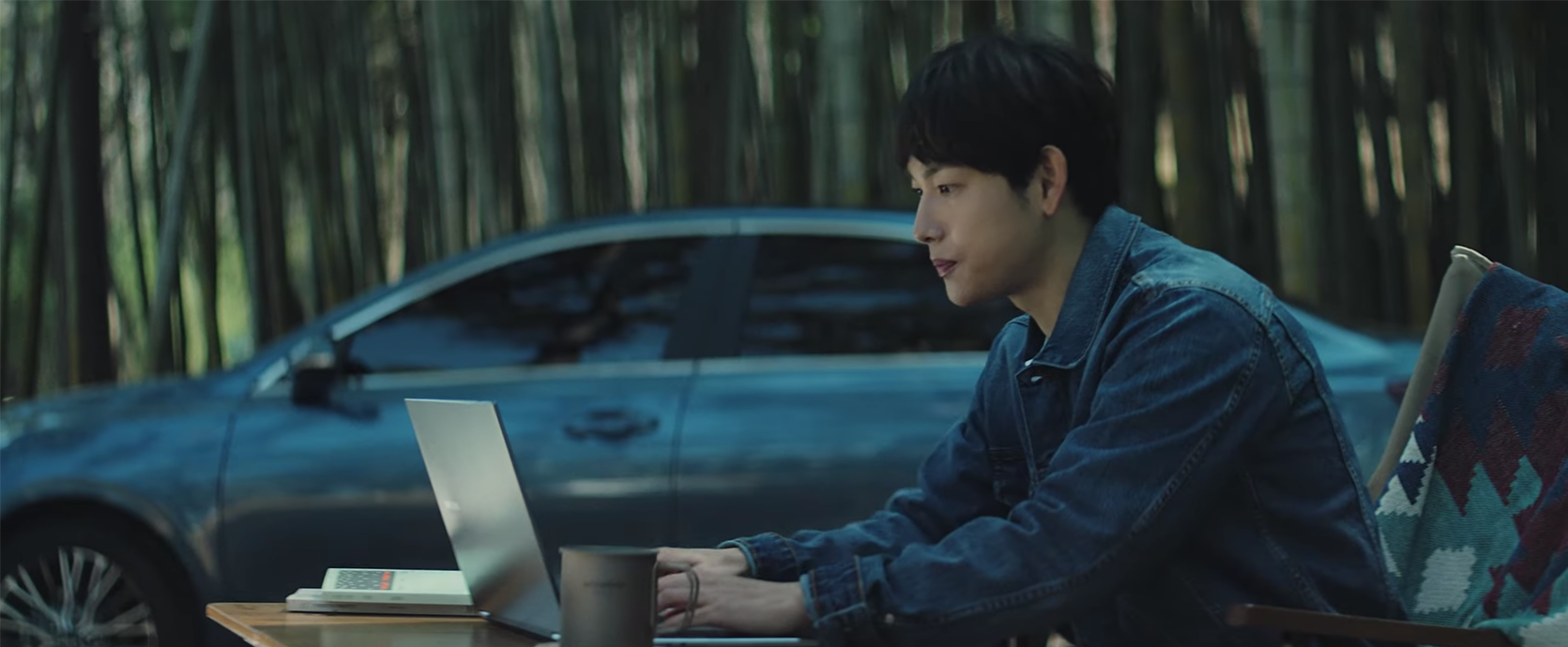 职场人士用掌上设备工作的画面，展现灵活办公的新趋势。