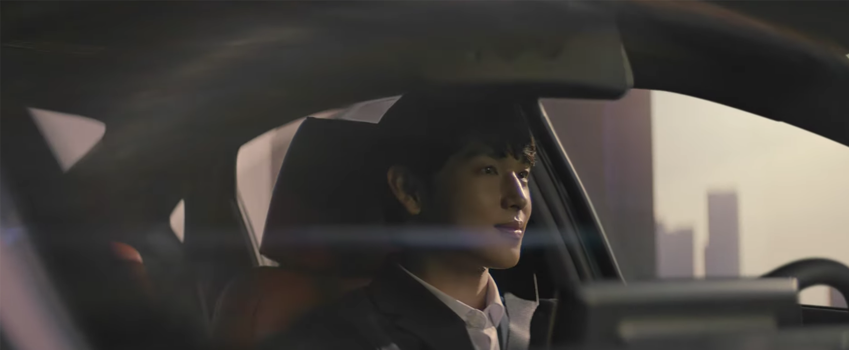 未生广告中展示韩国职场内部员工交流，促进横向沟通的场景。