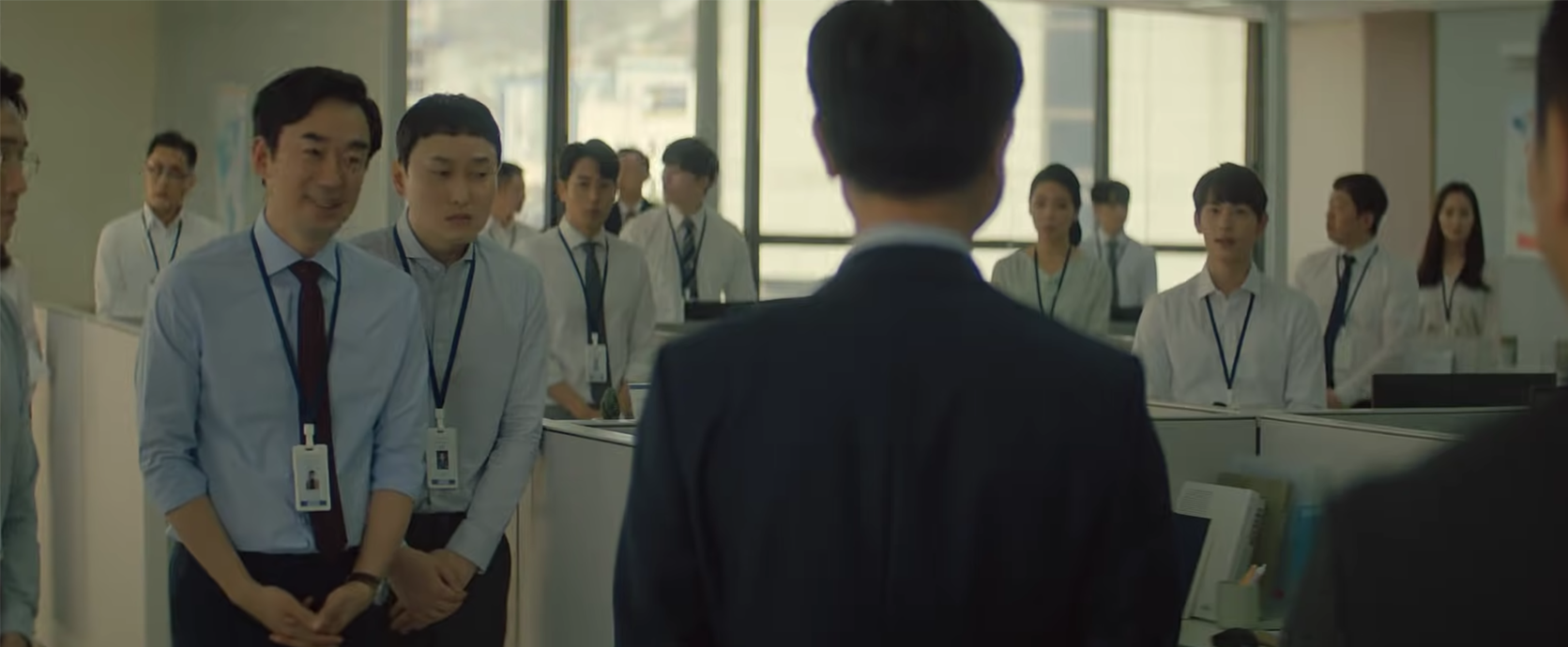 未生2021广告中员工听从领导指示的场景，反映企业文化中的权力等级制度。