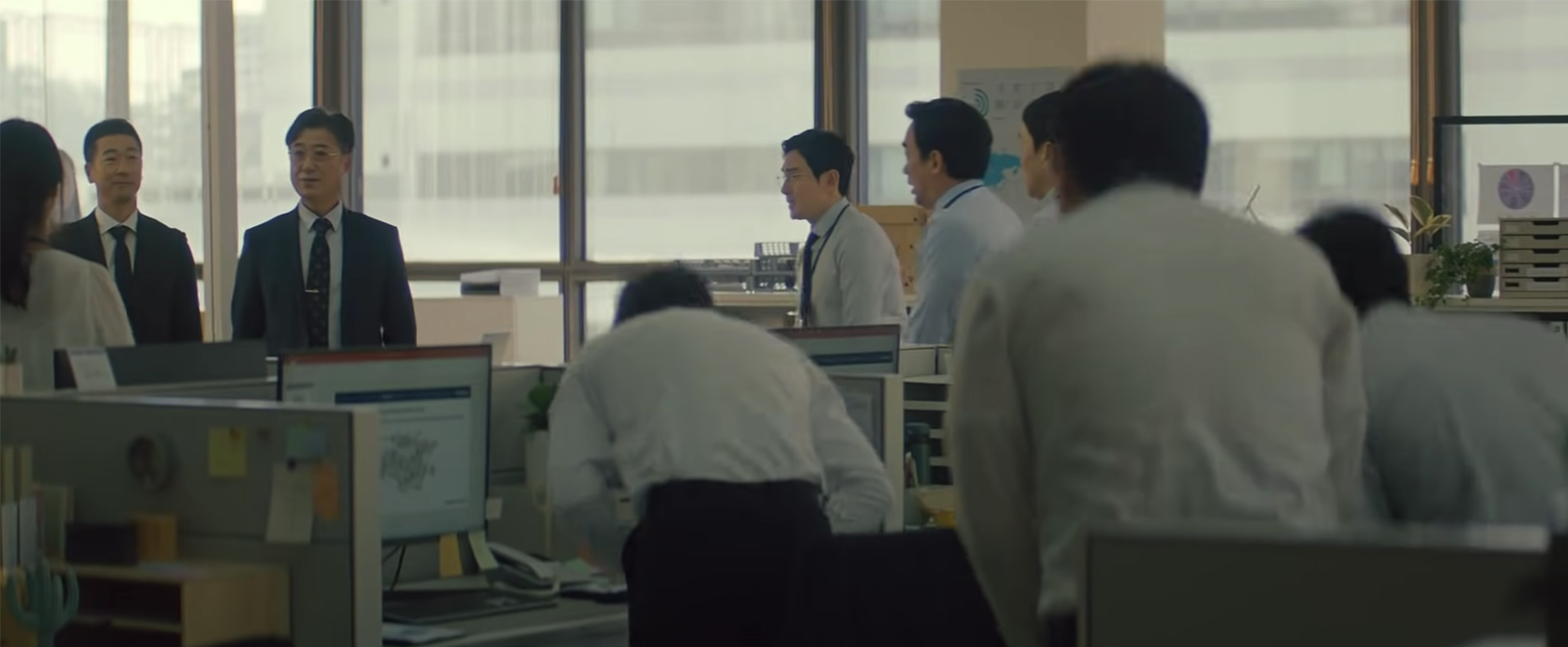 未生2021广告中韩国职场办公场景，员工聚集开会，体现公司协作环境。