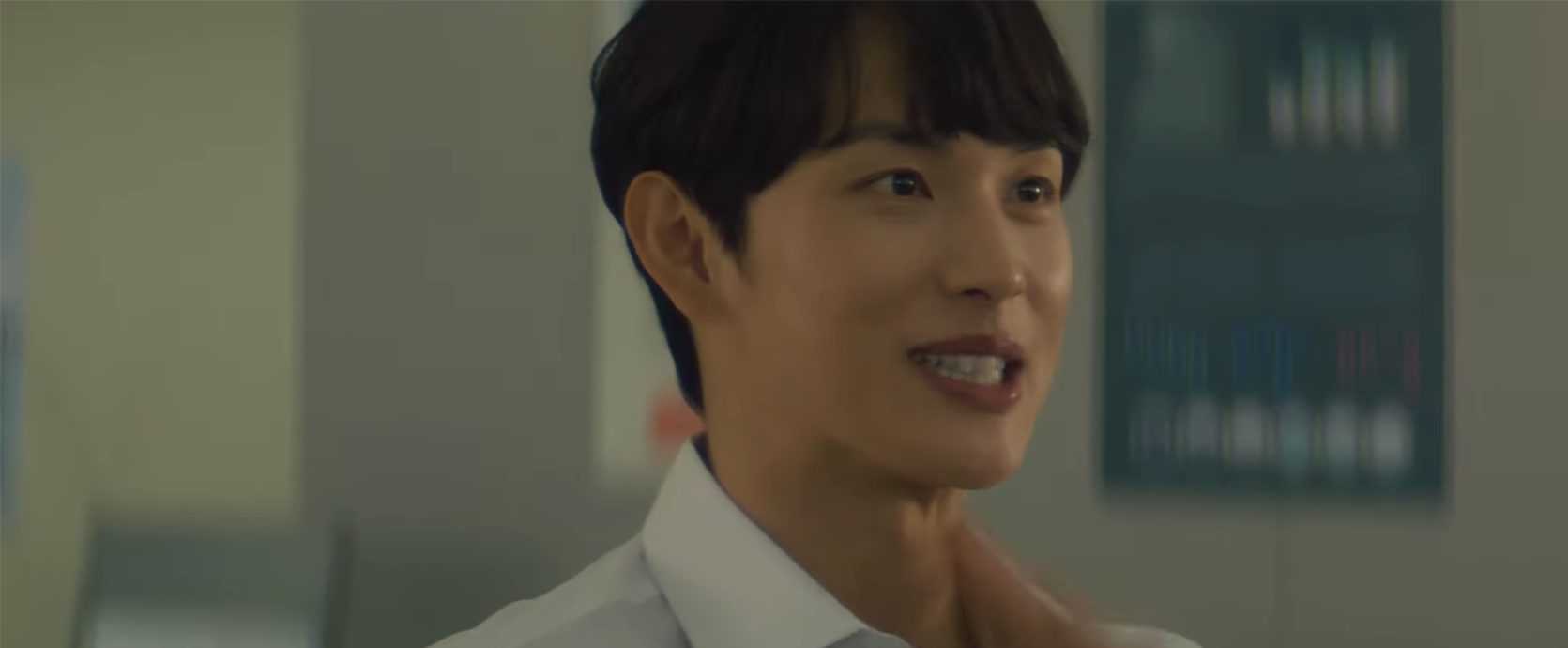 未生广告中员工在自然环境中使用笔记本工作，反映远程办公的灵活性。