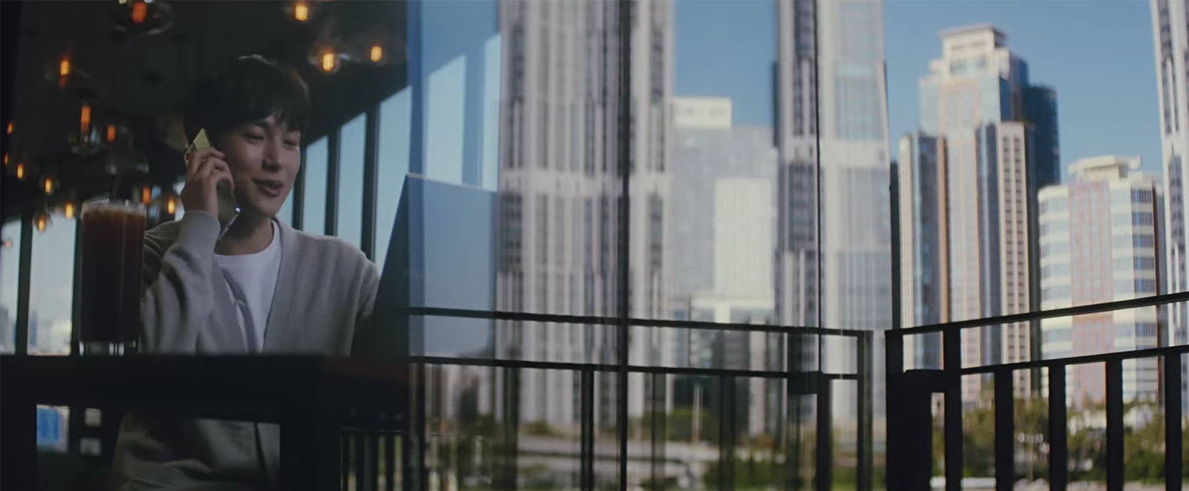 广告中员工在不同办公环境中的工作姿势，展示未生广告的多样工作模式。