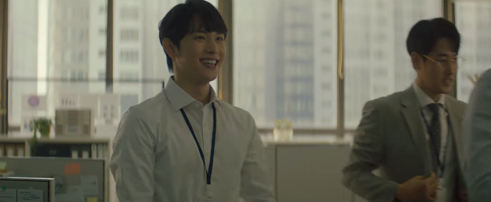 广告中展示员工在树林中在线工作的场景，体现舒适与休闲的职场新趋势。