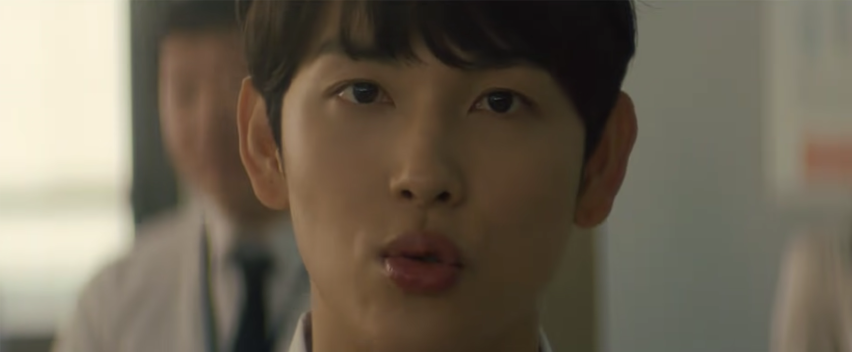 未生2021广告中员工态度严肃的会议场景，象征韩国职场的正式氛围。