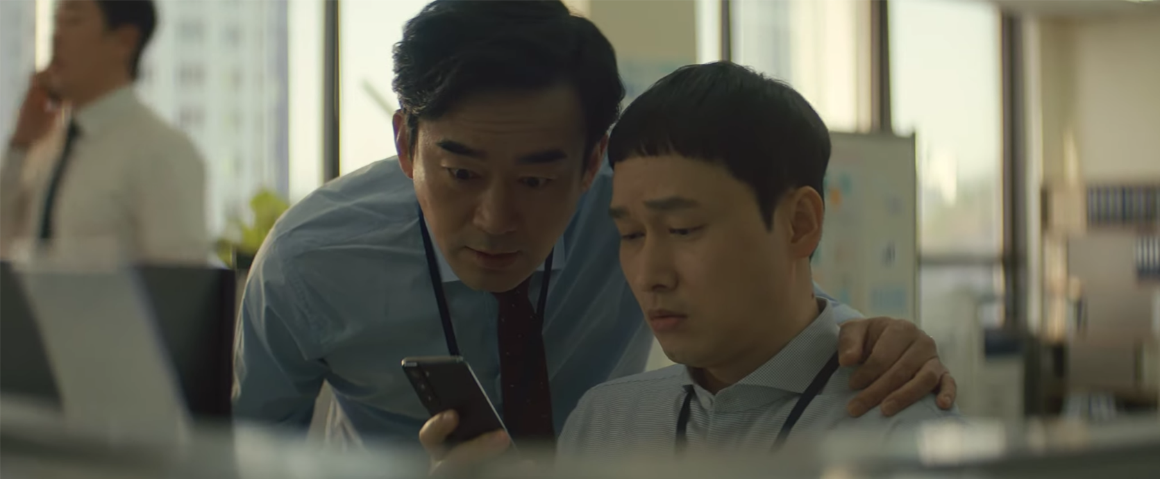 未生广告中展示韩国职场人士的无纸化办公，创新与效率的结合场景。