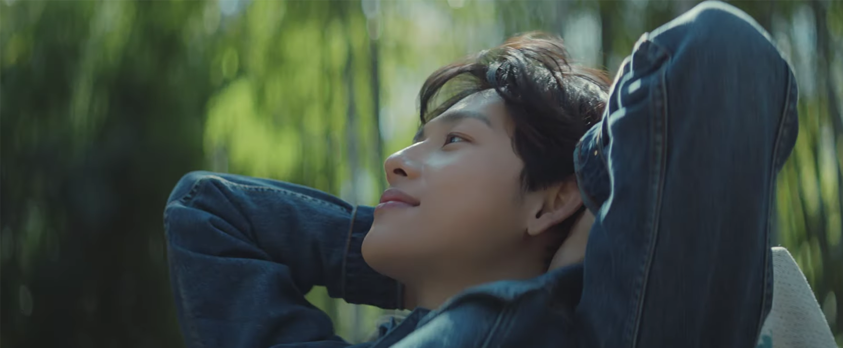 未生广告中职场工作人员在线提交工作的场景，体现现代工作流程的灵活性。