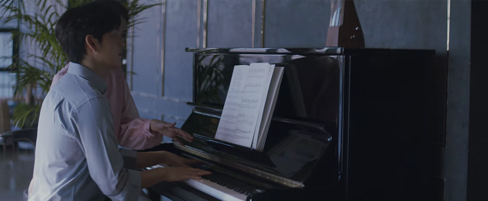 未生广告中穿着正式西装在咖啡厅中的场景，展示职场人士的休闲时刻。