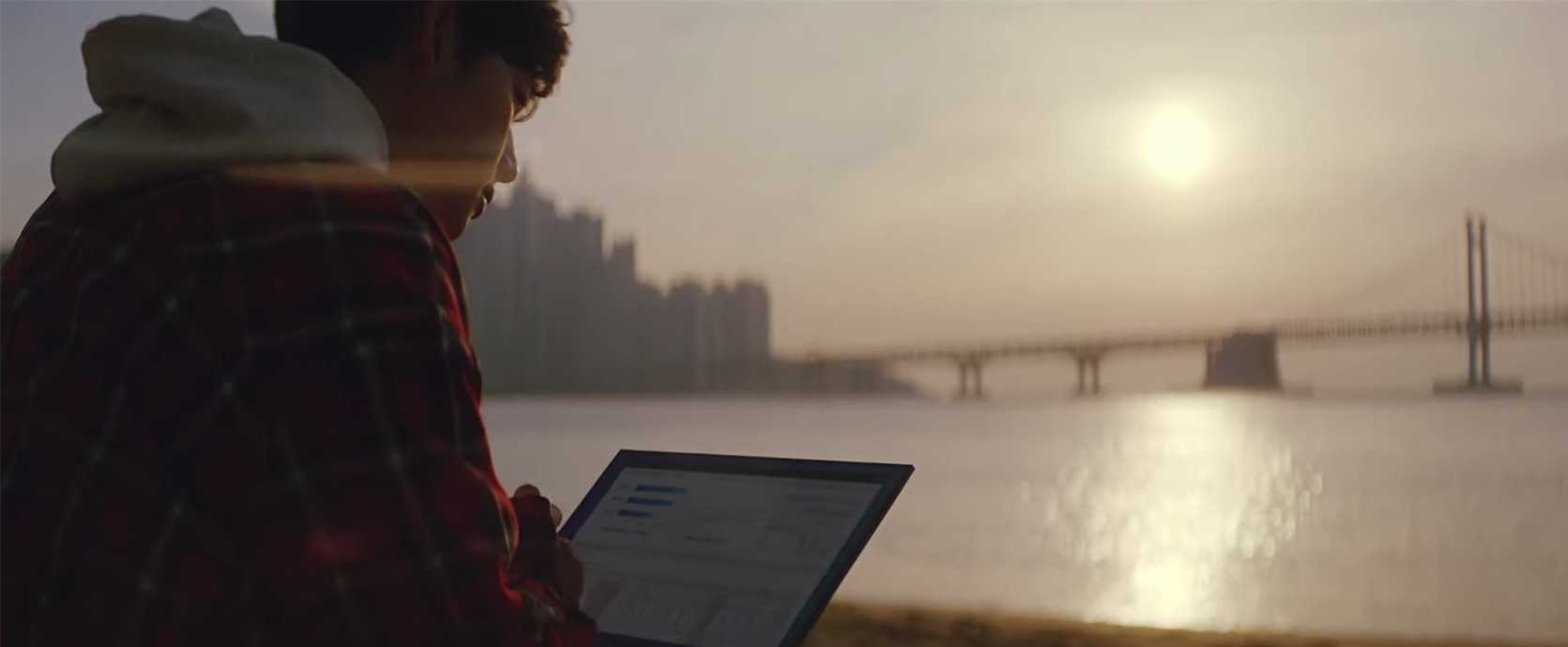 职场广告中的多景观协作，表现出未生广告的合作与创新主题。