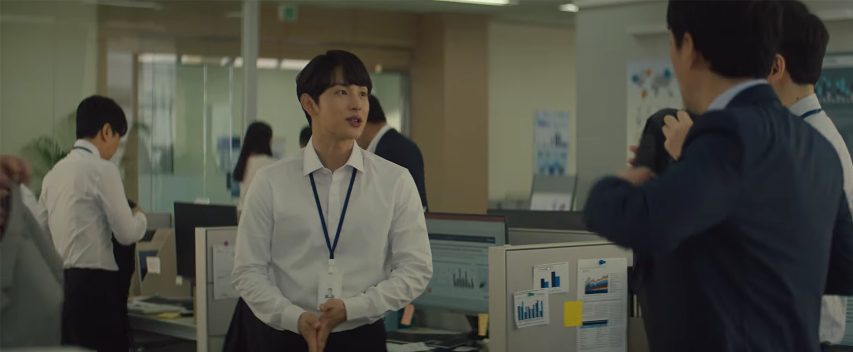 未生广告中员工在SNS上查看张克莱的照片，通过数字媒体展示生活。