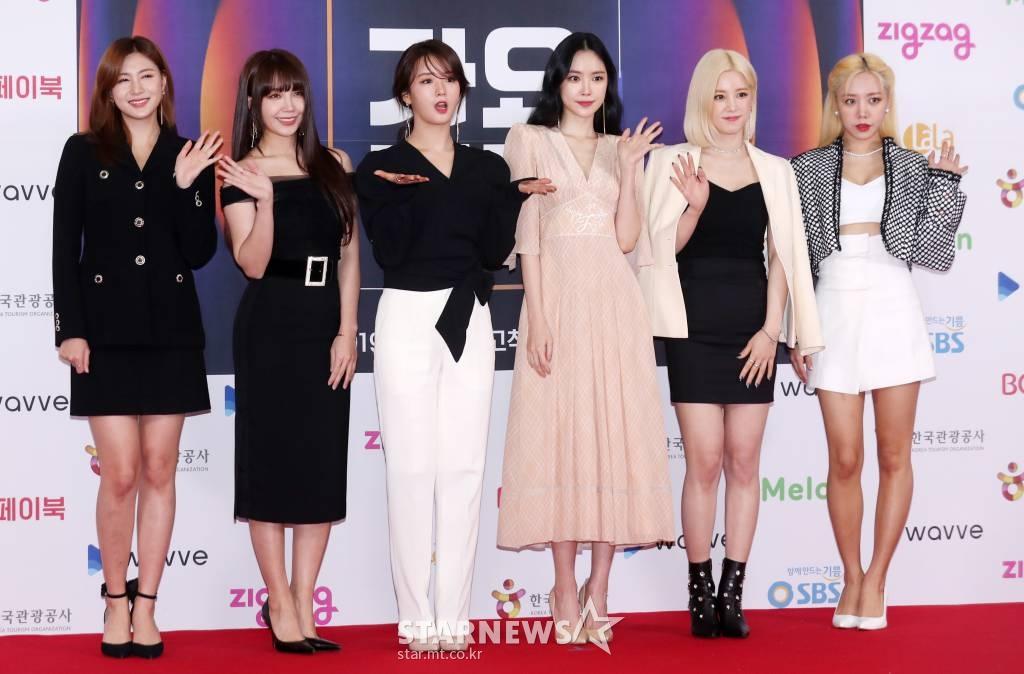 Apinkメンバーの写真、スターニュースイベントにて、ブラックドレスやピンク色のドレスを身に着けた姿