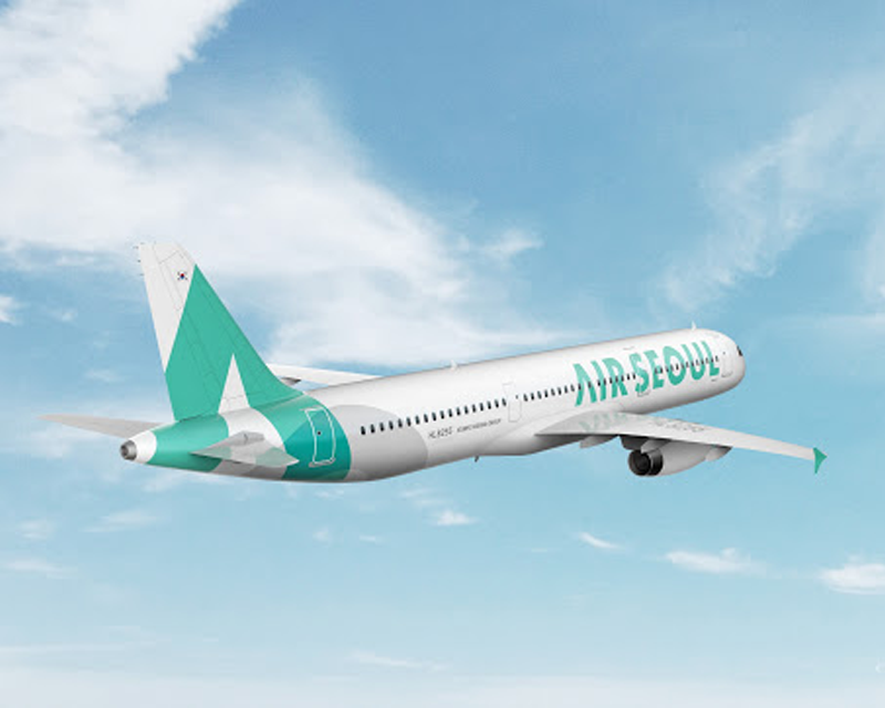 亮麗的Air Seoul飛機在藍天飛行的圖片，象徵著旅行的自由和期待，吸引顧客計劃下一次的國內旅程。