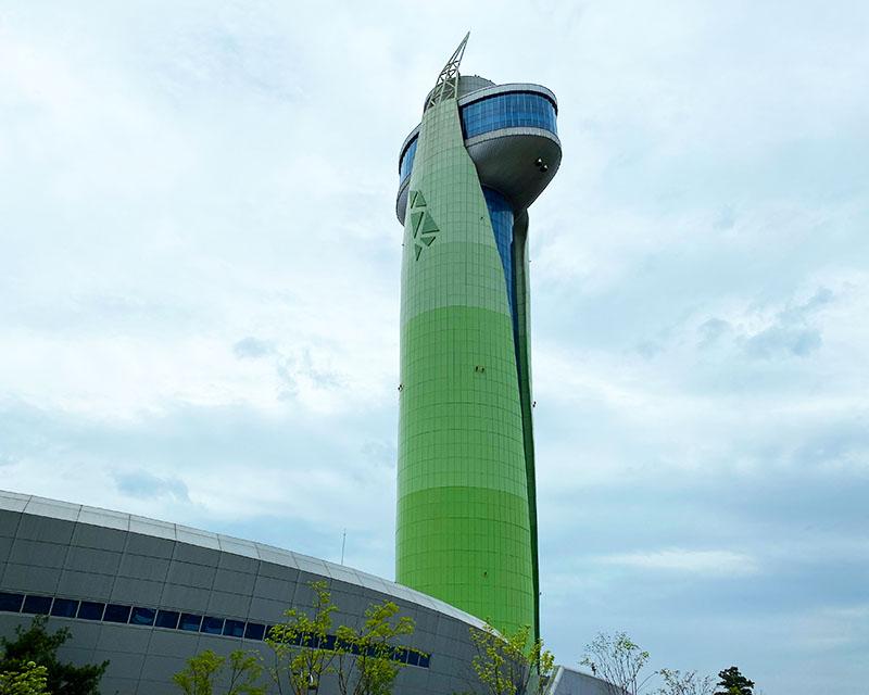 位於韓國京畿道河南市的Union Tower，塔身為淺綠色，藍色的頂部設計。