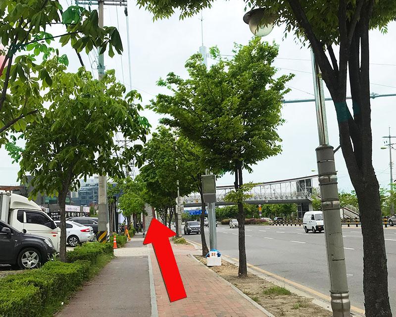 韓國京畿道河南市公園的入口，綠意盎然，適合散步和騎單車。