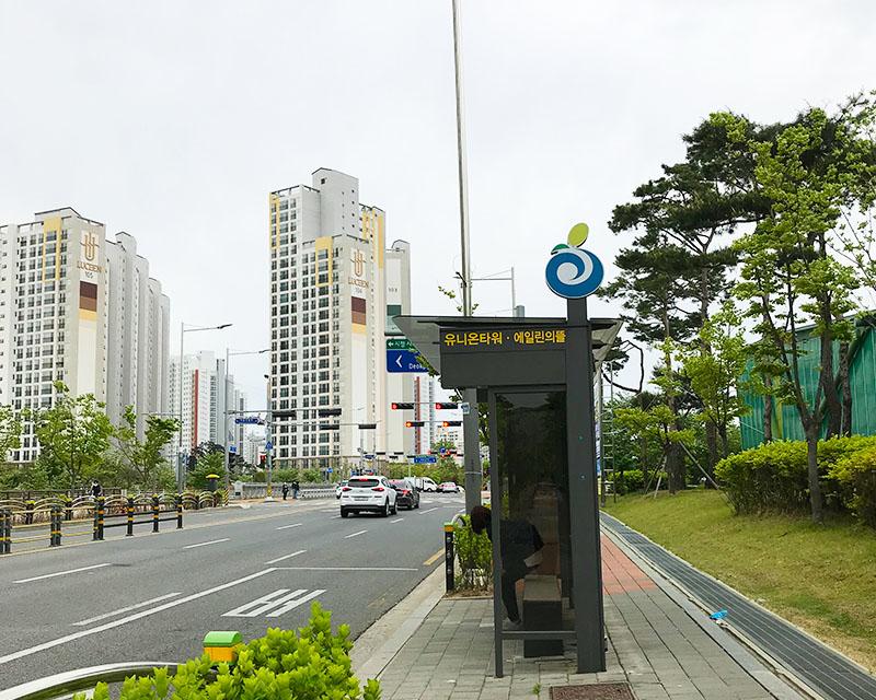 韓國京畿道河南市內一個巴士站，背景可見高樓。