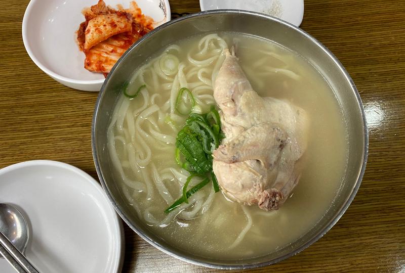 Dak Kal-guksu on the table at Misari Milbit Chogye Guksu