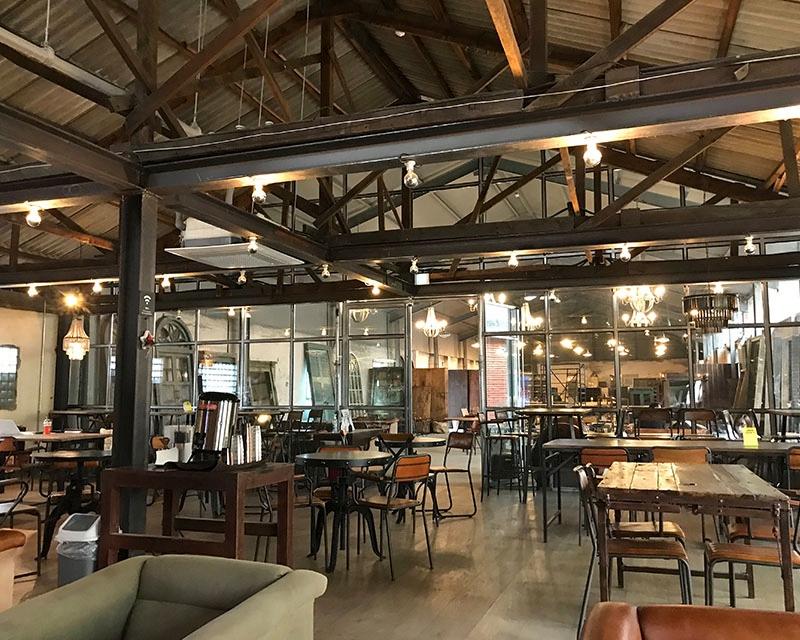 韓國京畿道河南市的紅磚牆咖啡館，沿着小徑走向燈光温暖的室內。