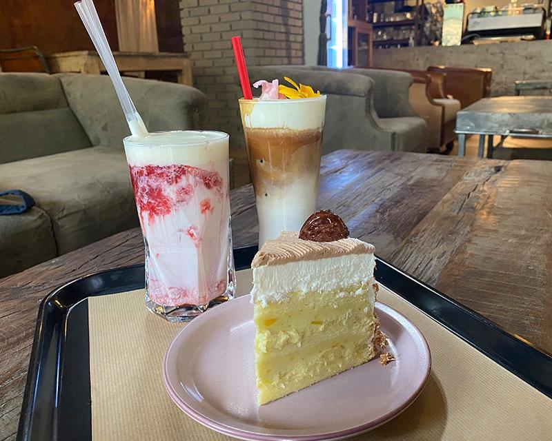 cake and drinks at Hanam House Plant