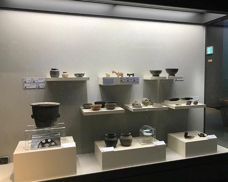 博物館內展示了古代韓國的生活情景，牆上掛着各種歷史圖片。