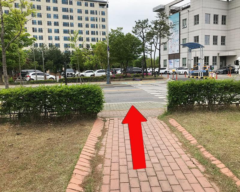 韓國京畿道河南博物館內的展覽，展示了一系列的陶器和古代器皿。