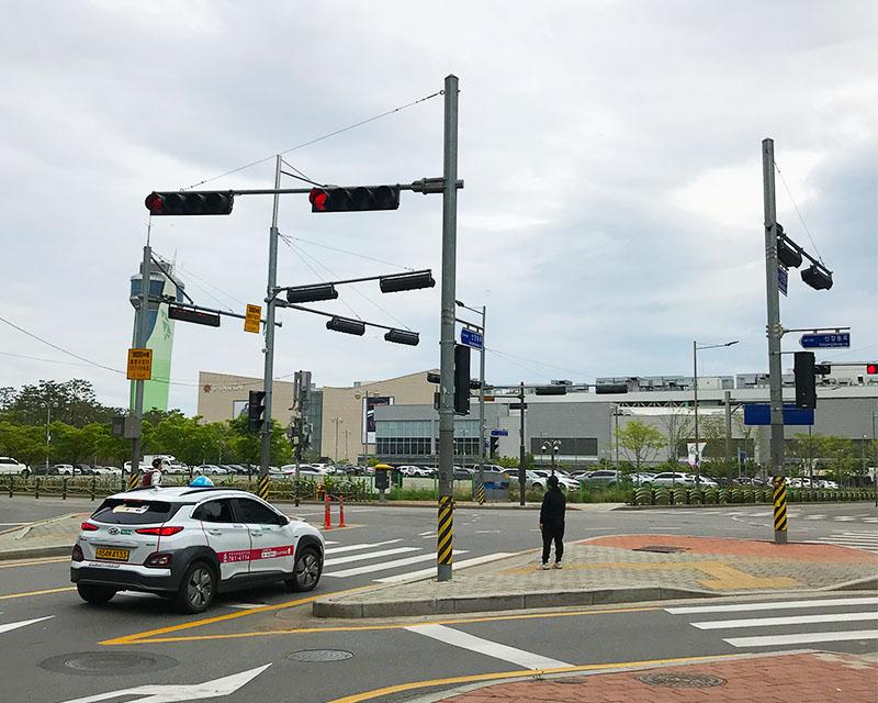 韓國京畿道河南市的十字路口，遠處可以看到一座現代建築。
