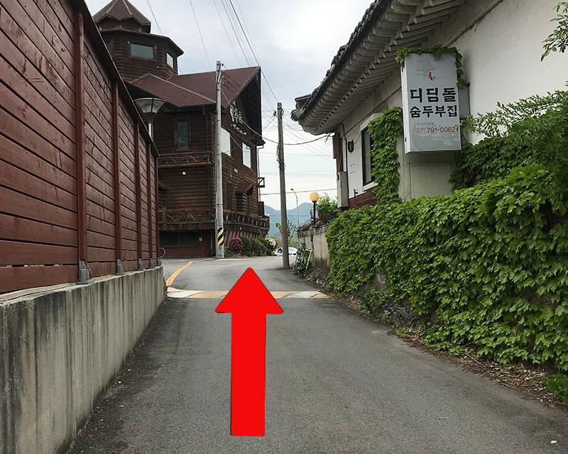 沿着韓國京畿道河南市的小路步行，背景是一幢木製建築。