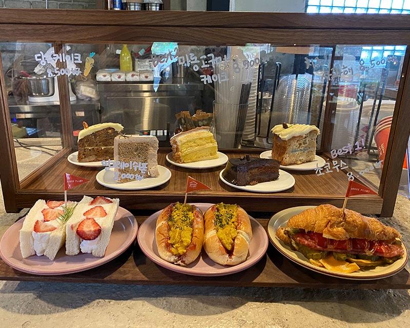 韓國京畿道河南市咖啡館的飲品和蛋糕，色彩誘人的甜品組合。