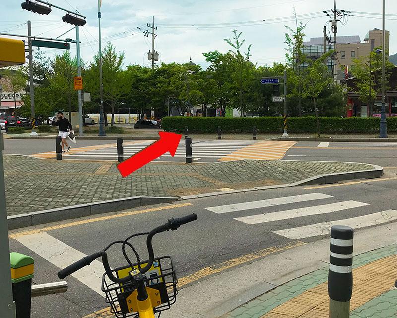 韓國京畿道河南市內街景，背景為綠色植物和街道。