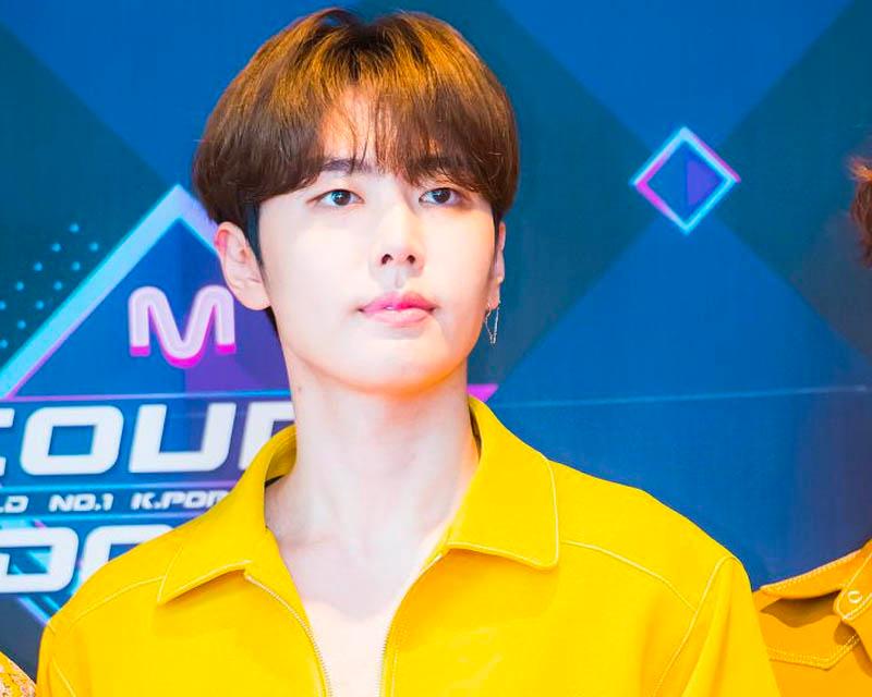 SF9成員在允穿著亮黃色舞台服裝，他就讀於東亞放送藝術大學的實用音樂系，擅長展現舞台魅力和音樂才能。