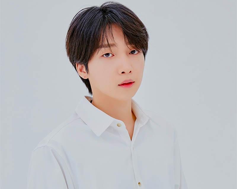 鄭世雲身穿丹寧牛仔外套，背景是綠葉和樹木，他是湖原大學實用音樂系的學生，以其傑出的音樂天賦廣受喜愛。