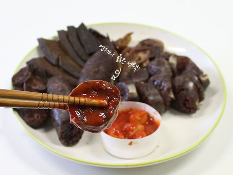 Koreanische Sundae in Sauce getaucht