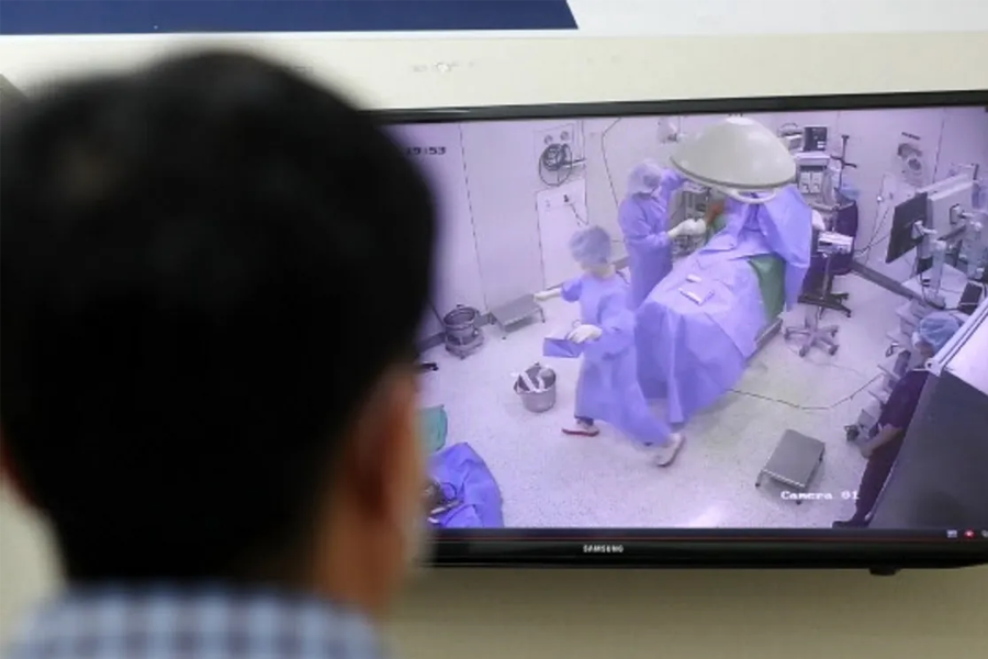 手術室內設置監視器進行手術過程觀察的畫面，顯示出CCTV的重要性。