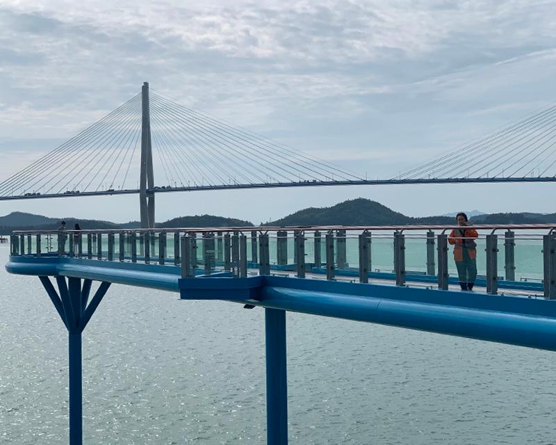 木浦天空步道的一部分,透明玻璃橋面,與遠處的海與橋樑。