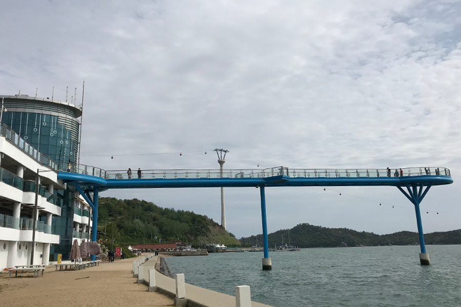 木浦某座建設性的彩虹磚塊,整齊排列的多色區域,對比背景的水景。