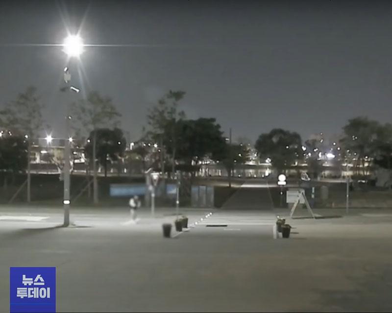 กล้องวงจรปิดสามารถจับภาพเพื่อนของผู้เสียชีวิต(A)