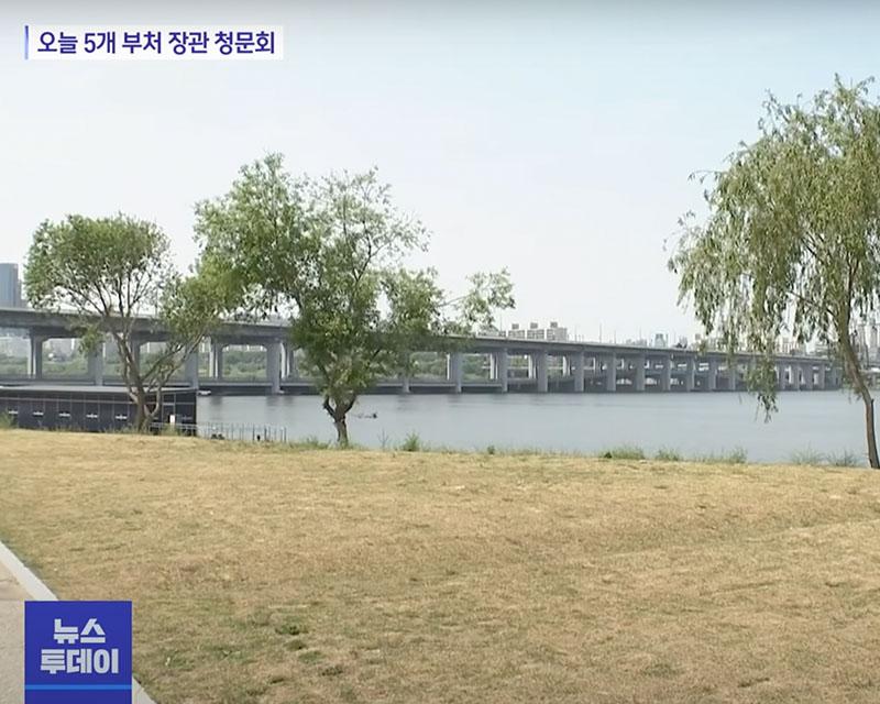 เจ้าหน้าที่กู้ชีพและสุนัขพบศพลอยอยู่หน้าท่าเทียบเรือประมาณ 20 เมตร